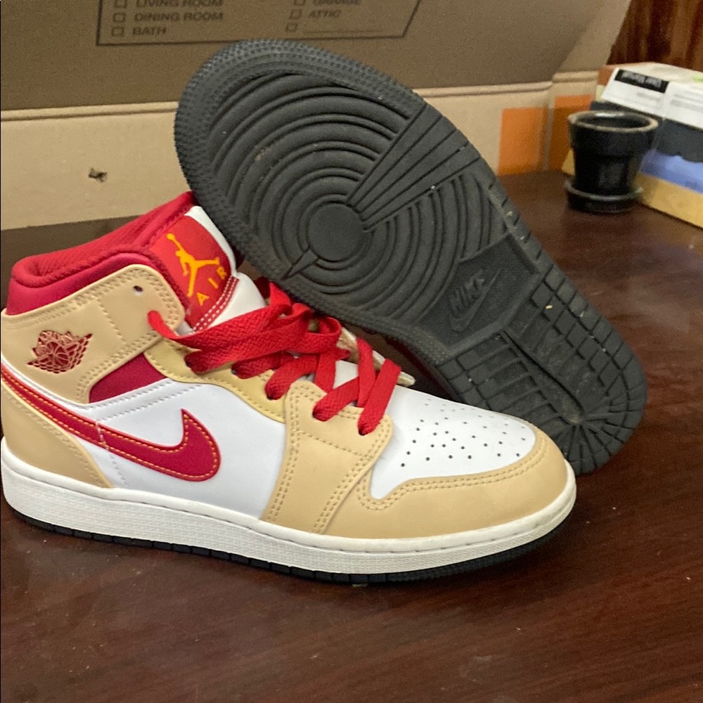 Air Jordan 1 MID Big Kid’s SZ 7Y White Onyx/Light Curry